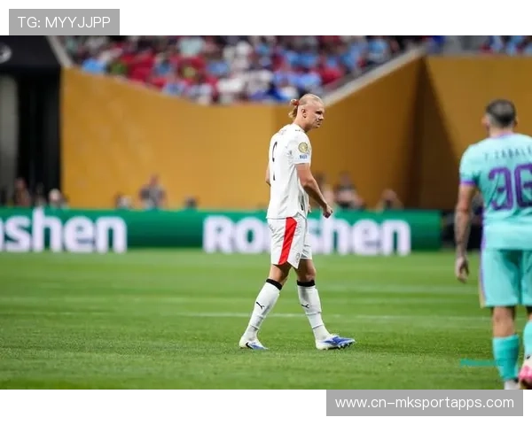 曼城中场断球后长传训练：一脚出球迅速转化为进攻