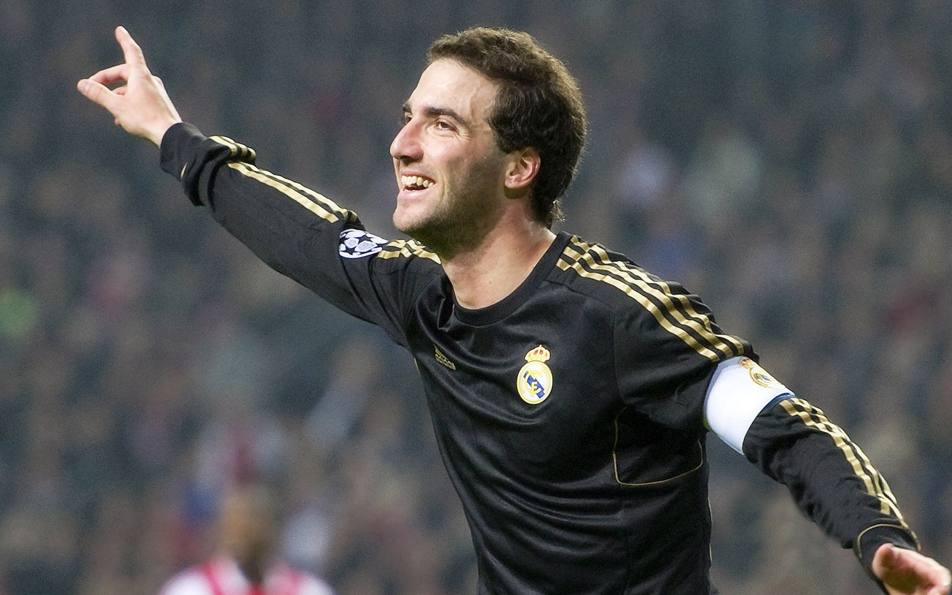 “武汉马拉松赛：谁能打破传统，赢得金牌？”